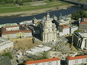 Eine Fotoaufnahme mit der wiedererbauten Frauenkirche und den im Bau befindlichen Neumarkt